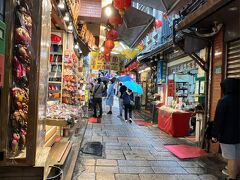 九份老街に到着、あいにくの大雨。
狭い道の両側にびっしりとお店が並んでいて、観光客もいっぱい。
屋根がないところが多くて傘をさして往来するので大渋滞していました。
人が少なくなったところで写真を一枚