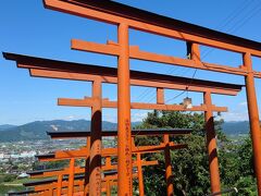 映えスポットで有名な浮羽稲荷神社です。
下から９１基の鳥居が並びます。かなりの階段数です。下からだと、階段を上がって来なければなりませんが、駐車場はこの並んだ鳥居の上にあります。
満車でしたが、ちょうど1台出たので、すぐに駐められました。