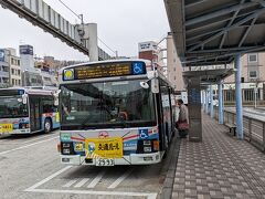 2023年12月、鎌倉山ローストビーフと、鎌倉観光を堪能しました。
鎌倉山に向かいます。JR大船駅前のバス停からバスで向かいます。ちなみに鎌倉山は、最寄りのJR鎌倉駅又はJR大船駅から約５km離れてます。