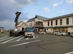 目的地のかみのやま温泉駅へ到着です。
新幹線の到着駅なんですね。すごい！
ここでもあちらの方々がたくさん。

今回は予約が間に合わず、送迎は無しなので歩いて向かいます。