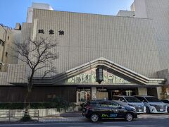 甲府駅から徒歩１０分ほどで、談露館ホテルへ。
甲府で一番古いホテルのようですが、今年６月、菓子大手のシャトレーゼが買収し、「シャトレーゼホテル談露館」となりました。