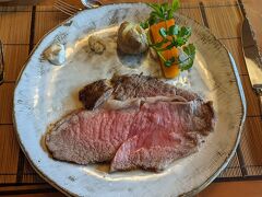 ローストビーフのレストラン「鎌倉山 本店」で、コース料理を味わいます。
主菜のローストビーフです。肉がデカくて厚い。