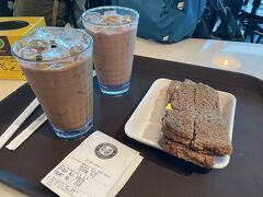 KL空港でクチンへの乗り継ぎの合間に、Old Town White Coffee で朝食。さっそく行ってみたかった店を空港内で見つけられて嬉しい。ティータレ、ホワイトコーヒー、カヤトーストを二人でわける。カヤジャムがかなり少なくて、ほとんどバターの味でちょっと残念。ドリンクはどちらも濃厚で、嫌いではない味。