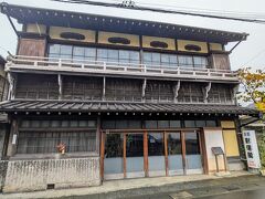 次に、長谷寺へ向かいます。途中、長谷寺前にある鎌倉市景観重要建築物に指定されている明治末期の建物「旅館　対僊閣（たいせんかく）」の概観を観賞。