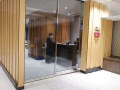 12月8日(金)
　昼間は普通に仕事で、元々は定時(17:30)ダッシュのつもりでいたが、特に打ち合わせもなく自分のペースで仕事出来る日だったので、早めに一段落つけて30分早退して、17時退社。ダッシュで帰宅してシャワーを浴びる。荷物も少ないし天気もよさそうだったので、伊丹空港までは自転車で。12月にしては暖かめの日だったので、空港着くころに汗をかいてしまう。