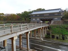 神社の奥に進んでいくと鼠多門橋につながっている。