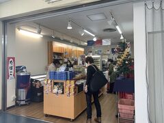 フェリー待合室にある売店