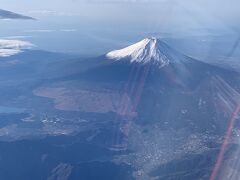 富士山が見えてきました。
しかし、この後は雲の上で、景色は見えませんでした。
不安がよぎります。