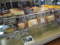 奈半利駅の物産館のケーキが美味しそう。
チーズケーキとタルトタタンが大好きなんですよ。
という訳でリンゴのタルトタタン風チーズケーキを購入。
美味しかったです。他にも買えば良かった。