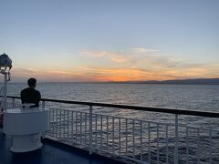デッキで夕日を見た。まだ福島県沖。塩谷岬より手前。
この後、福島第一原発が見えたよ～
さんふらわぁ～が追い越していったな～