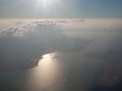 こっちは瀬底島かな？

約2時間30分のフライトを終え、いよいよ那覇空港に到着です♪

今回は路線バスに乗って、ザ・ブセナテラスを目指します！