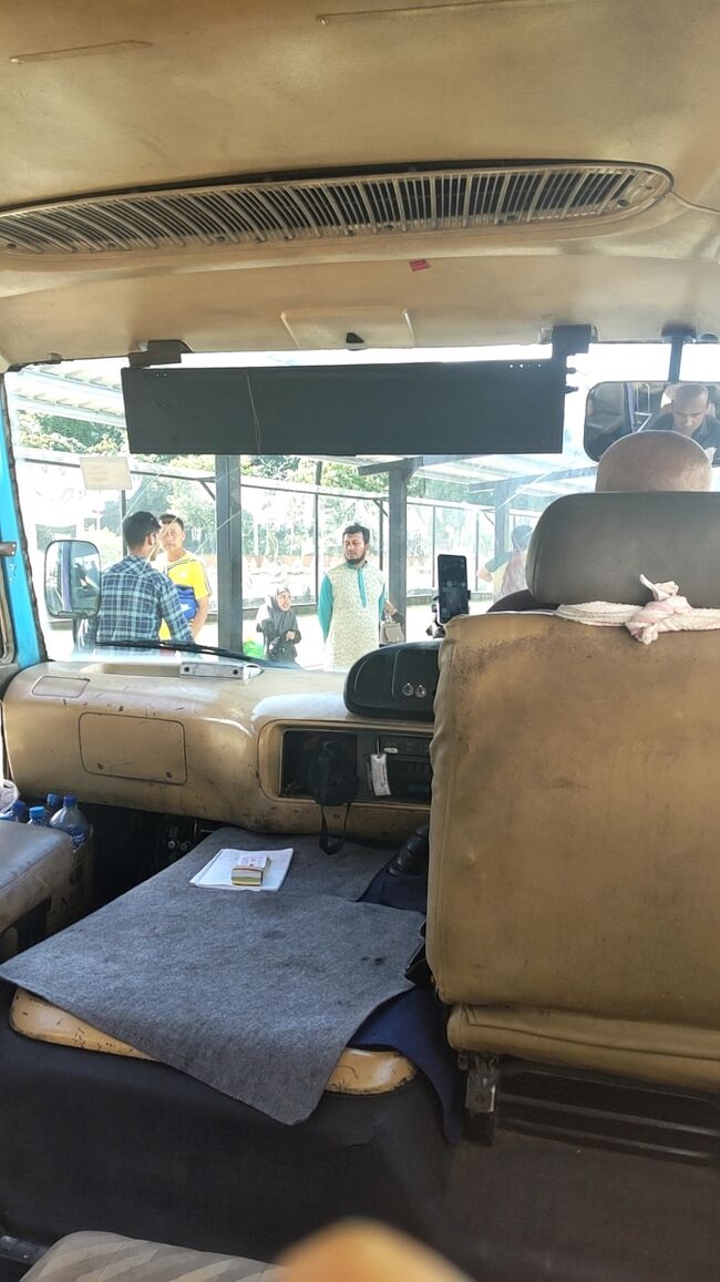 運賃　1 ブルネイ  ドル　は<br />降りる　時に<br />運転手　に　　直接　渡し　ます