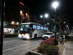　オタクの朝は早い。４時半に起床して、自宅最寄りの久留米・六ツ門のバス停から、5:08発の空港バスに乗りました。
　市内線のバスは6:37が始発なので、それよりも１時間半も早い真の始発バスです。すでに数人の乗客がいました。
