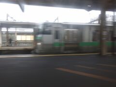 　千歳駅で普通電車と接続。混み合うエアポートに対して、３両でもガラガラです。来春にはこの普通電車を「区間快速」のエアポートが飲み込み、エアポートは１時間に６本運行になります。
　旺盛な空港需要に応えるための苦肉の策ですが、混雑の平準化にはつながりそうです。
