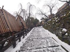 弘前公園は冬の間、城の中に入れませんが公園への入場は無料。
ドラクエウォークのお土産をもらったり、雪吊りを見たりしつつ、天守へ向かう途中のこの坂、身の危険を感じました。