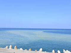 【陰陽海】
十三層遺址の逆側をみると、そこは海です。
金色と青色の海水が混じり絶妙な景色になっています。
黄鉄鉱を含んだものが金色になっていそうです。