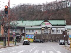 遠軽駅へ。
バスターミナルから緑色の屋根がトレードマークの木造駅舎が見えます。
戦前に建造された木造駅舎のようで味わいがあります。