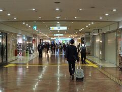 午後3時半過ぎ。
小腹が空いたので博多駅地下街へ。