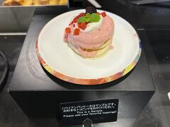 「ハワイアンパンケーキ」のサンプルの写真。

こんな感じに自分自身でトッピングをします♪

＜スイーツ＞
〇 ハワイアンパンケーキ