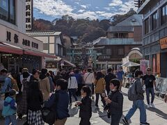 江ノ島　メイン通りは人人人・・・
さっきより人が増えてる感じでした。

さすが有名観光地。
