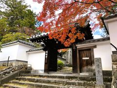 ６＜明暗寺＞
　ここは、東福寺から勝林寺へ向かう途中のお寺「明暗寺」。何人かが門の中を撮影しています。「ここも紅葉がきれいなのかな？」と、自分も覗いて見ると・・・。