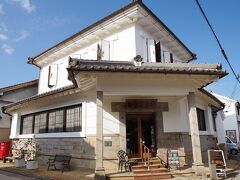 岡山空港に９時過ぎに到着し、バスでの観光のはじまりです。蒜山高原で当地のひるぜん焼きそばの昼食をとり、鳥取県へと向かいます。最初の観光地は倉吉市白壁土蔵群です。
写真は本町通東側の1908（明治41）年建設の擬洋風建築の旧国立第三銀行倉吉支店（白壁倶楽部）です。
