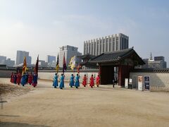 北村韓国村から歩いて景福宮へ。