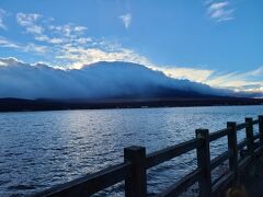 ホテルに向かう途中、山中湖の長池親水公園駐車場から見た富士山。相変わらず雲に覆われたままでした。