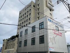 今回泊まったのは名瀬港旅客ターミナル前にある奄美ポートタワーホテル。屋仁川通りまで徒歩10分くらいで着き便利でした。スタッフは皆親切でした。