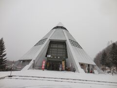 　雪道を走り、金八トンネルを抜けて丸瀬布に来ました。ここは木芸館です。