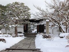 大原観光を終えて、圓光寺に向かいました。

実を言うと、今回の旅行の目的は金閣と三千院だったので、他の目的地を全く決めていませんでした。
大原のバスターミナルで次に何処に行こうかな、と考えていた際、宝泉院と同じように座敷から雪景色が眺められるところが良いんじゃないかな、と思い浮かび、過去に訪問した先から圓光寺を選びました。
大原から修学院前までバスが繋がっている、というのも大きかったですが。

紅葉の時期は事前予約制になるほど大混雑する圓光寺ですが、流石に閑散としていてあっさりと入れました。
写真を見て貰えば判りますが、結構雪が溶け始めています。