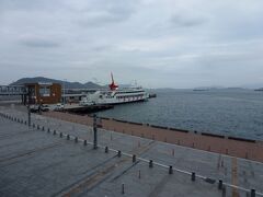 城址を後に、高松港へ、小豆島へ向かうフェリーが出航していくところです。