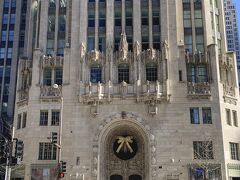 トリビューンタワー（Tribune Tower)。1922年、E・サーリネン、W・グロピウスらが参加した有名なデザインコンペの結果、レイモンド・フッドとジョン・ミード・ハウエルズのこのゴシック様式が採用され、ビルが建築された。ビルのオーナーであるトリビューンコーポレーションはWGN（シカゴベースのTV,ラジオ局）、野球のシカゴカブス、ロサンゼルスタイムスなども所有している。
