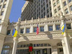 リグリービル(Wrigley Building)フロントとクリスマスツリー。言わずと知れたチューインガムメーカーの本社である。古風な美しさをもったフレンチルネッサンス様式でマグマイルの入り口に立つ。