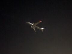 ほぼ真下で飛行機を見上げる感じ・・
暗くて写真ではわかりにくいけど、すごい迫力があります。