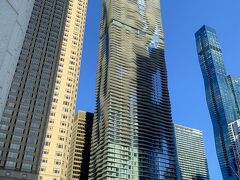 シカゴの新しいランドマーク、アクアビル。波がうねるような意表を突くデザインで瞬く間に有名になった高層建築のアパート。
