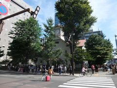 ビルの合間に札幌時計台。
外国人でにぎわっていました。ちょうど10時の鐘が鳴りました。大都会の片隅に響くレトロな音色。