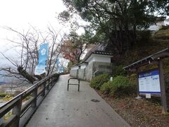 雨も止んだので、歩いて福知山城へ向かいます。
この坂を登るとエントランス。
しかしこの日は火曜日、休館日。入場できません。