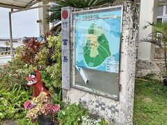 「竹富島」に到着☆

船の到着に合わせて、レンタサイクリングの会社や、民宿の迎えの車などがお出迎えしています。

私は集落までゆっくり歩きたかったので特に利用しませんでしたが、レンタサイクルなどを利用したい場合には、ここで声をかけると、自転車を貸し出している集落の店まで車で送迎してくれます☆

何社かあるので事前に調べておくなり、予約するなりして、声をかけるといいかと思います。