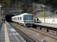 コロッケを食べたらすることもないので、JR嵯峨駅から馬堀駅まで早めに行きましたが、これが通勤列車みたいに混んでいる。
途中に保津峡駅というのがあって、なんとなく降りてしまいました。