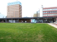 駅前に昨年オープンした「OTTA」の施設
バスターミナルに隣接しています。

芝生広場をぐるっと囲むように作られています。
正面の車の左右に海鮮料理の店「魚とごはん　ますよね」と「丼屋荘兵衛」があります。写真では遠くてちょっと分かりにくいですね。