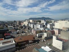 3日目の朝です。
今日も天気が良くて良かったです。
部屋の窓からは、海や函館山が見えますね。では、準備をして、朝食ブッフェへ行きましょう。