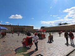 15:22
ボリバル広場に到着。
隅の方に警察官が数名いて、若干の抑止力になっていることを願いつつ撮影。