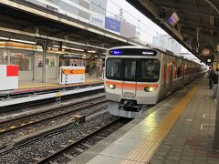 米原駅で11時00分発普通大垣行きに乗換え、大垣駅で新快速豊橋行きに乗車し12時13分に名古屋駅に到着。
名古屋駅からは、中央東線に乗り換えます。中津川まではこの最新の315系に乗車します。
名古屋までの東海道線は結構混んでいましたが、ここからは乗客のまばら、空いてます。
11分の待ち合わせ、12時24分発快速中津川行き