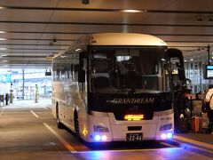 前日にドリーム号で東京駅前を出発。
東京大阪の夜行バスは多くの業者の夜行バスが走っていますが、さすが元祖夜行バスのドリーム号は駅前で発着するのでとても便利です。
大阪駅からはJR西日本のエース、新快速で姫路駅までたった１時間で快走します。