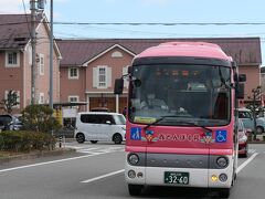 龍野城下町を散策したあと、赤穂へ向かいます。
姫路に戻って赤穂へ向かうと大回りなので、ショートカットするコミュニテイバスに乗ります。
龍野は童謡「赤とんぼ」の作詞者三木露風の生誕地でもあり、バスの名前も「赤とんぼ」号。