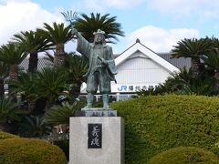 約２０分ほどで播州赤穂駅へ。
JR西日本の大阪圏のアーバンネットワークの一番の西の駅で、なかなか大きな駅です。
駅前にはさっそく大石内蔵助の銅像がありました。