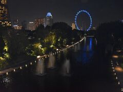 ブリッジの中央まで来るとシンガポールフライヤーが見えました。夜でも動いているのでしょう。