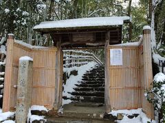 圓光寺を出て、詩仙堂に向かいました。
圓光寺の総門から出て道を真っ直ぐ左手側に南下すれば、最初の交差点に看板が出ています。
時間的には5分も掛かりません。

こちらは入口の小有洞の門です。