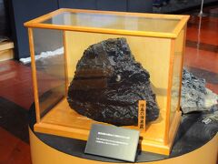 バス停に戻る途中にあった外海歴史民俗資料館に立ち寄ってみる。その展示物の中に、大きな石炭の塊があった。つやつやで、まさに黒ダイヤである。ここでのんびりし過ぎて、目の前で11時17分発のバスに乗り遅れてしまった。それでも、次は11時31分と珍しく間隔が短い。ところが、時間を過ぎてもやって来ない。風が冷たく凍えながら待っていると、結局18分も遅れてやって来た。